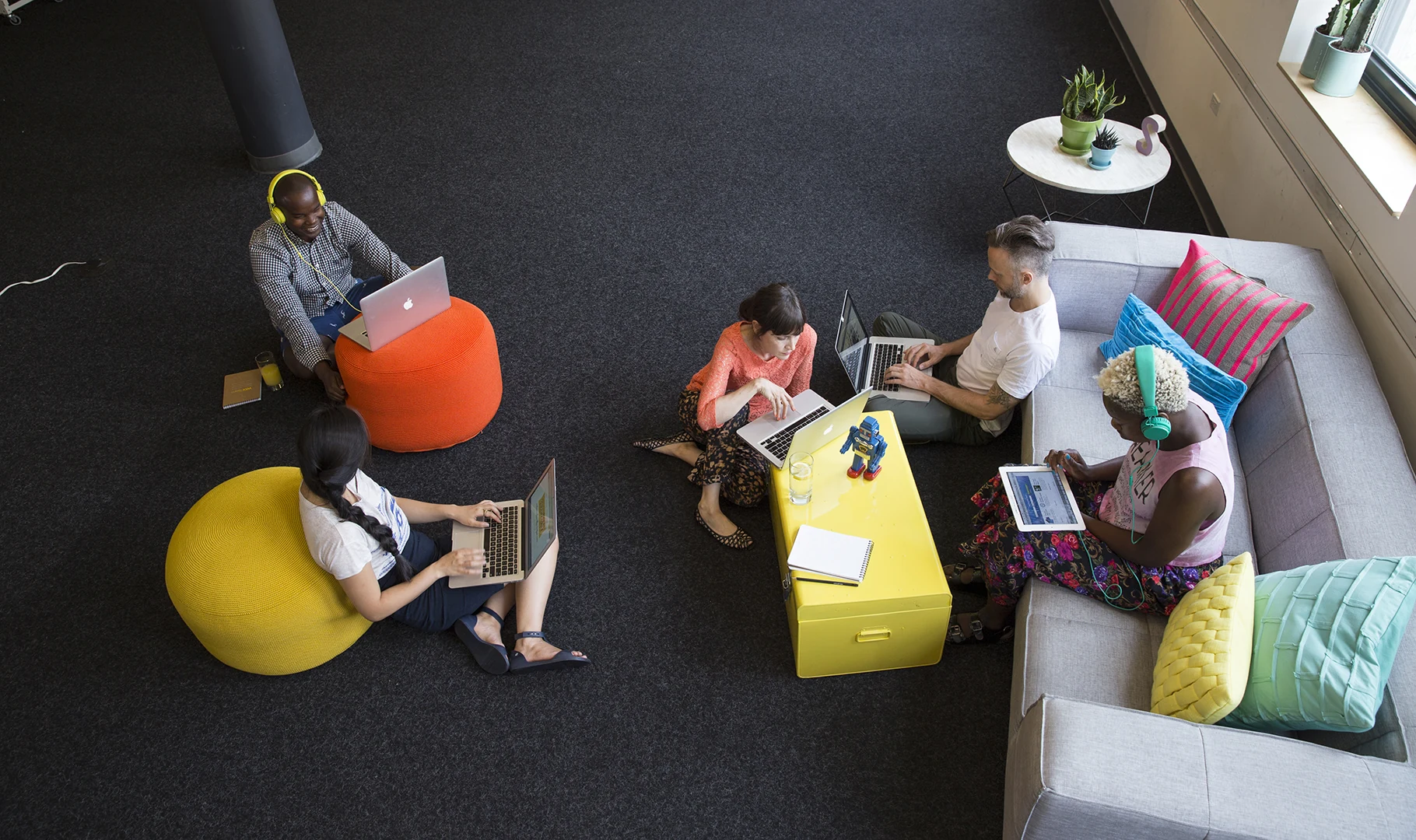 un groupe de personnes au bureau, représentant une startup
