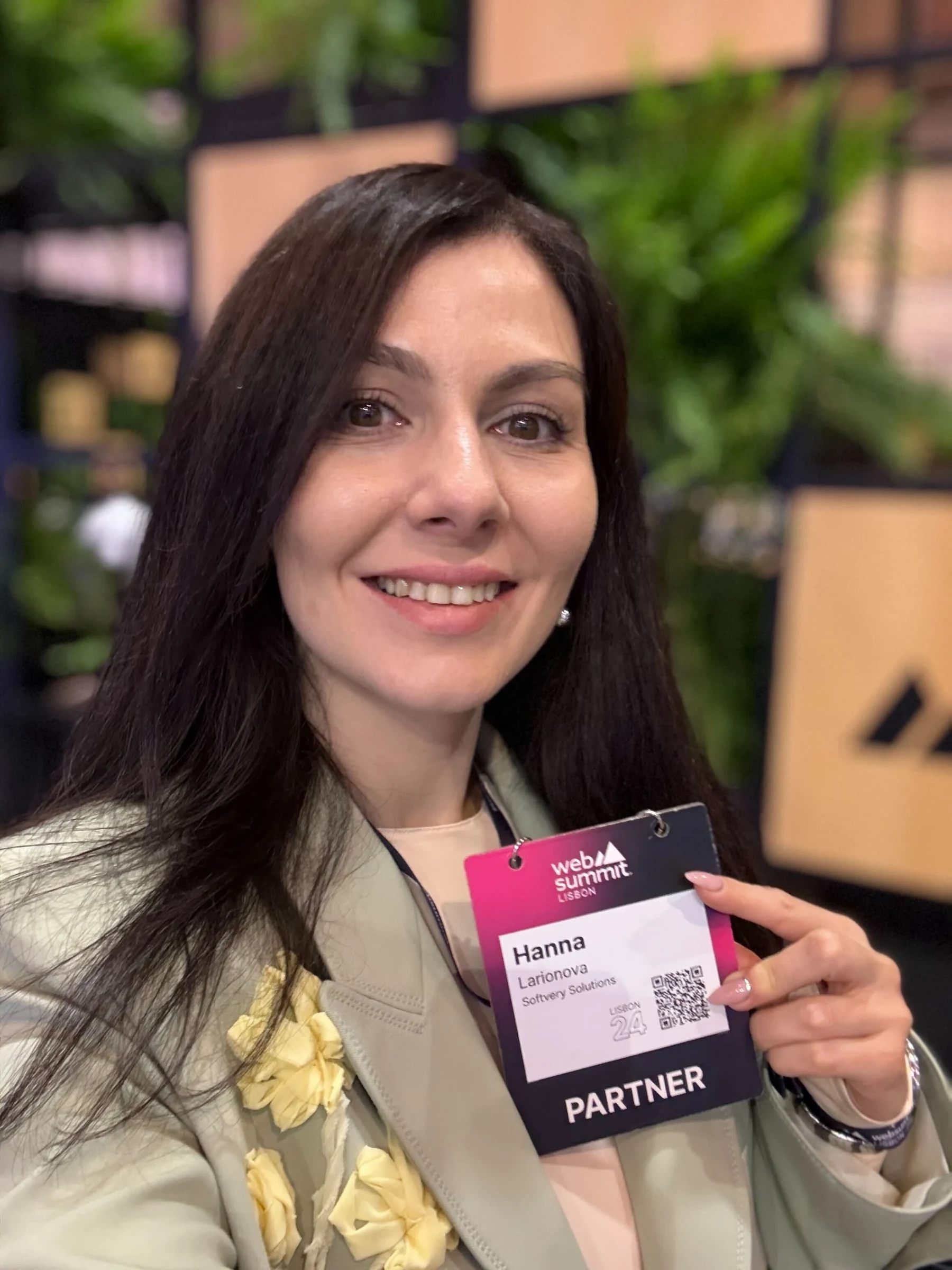La CEO Anna Larionova tient un billet pour l'événement Web Summit 2024