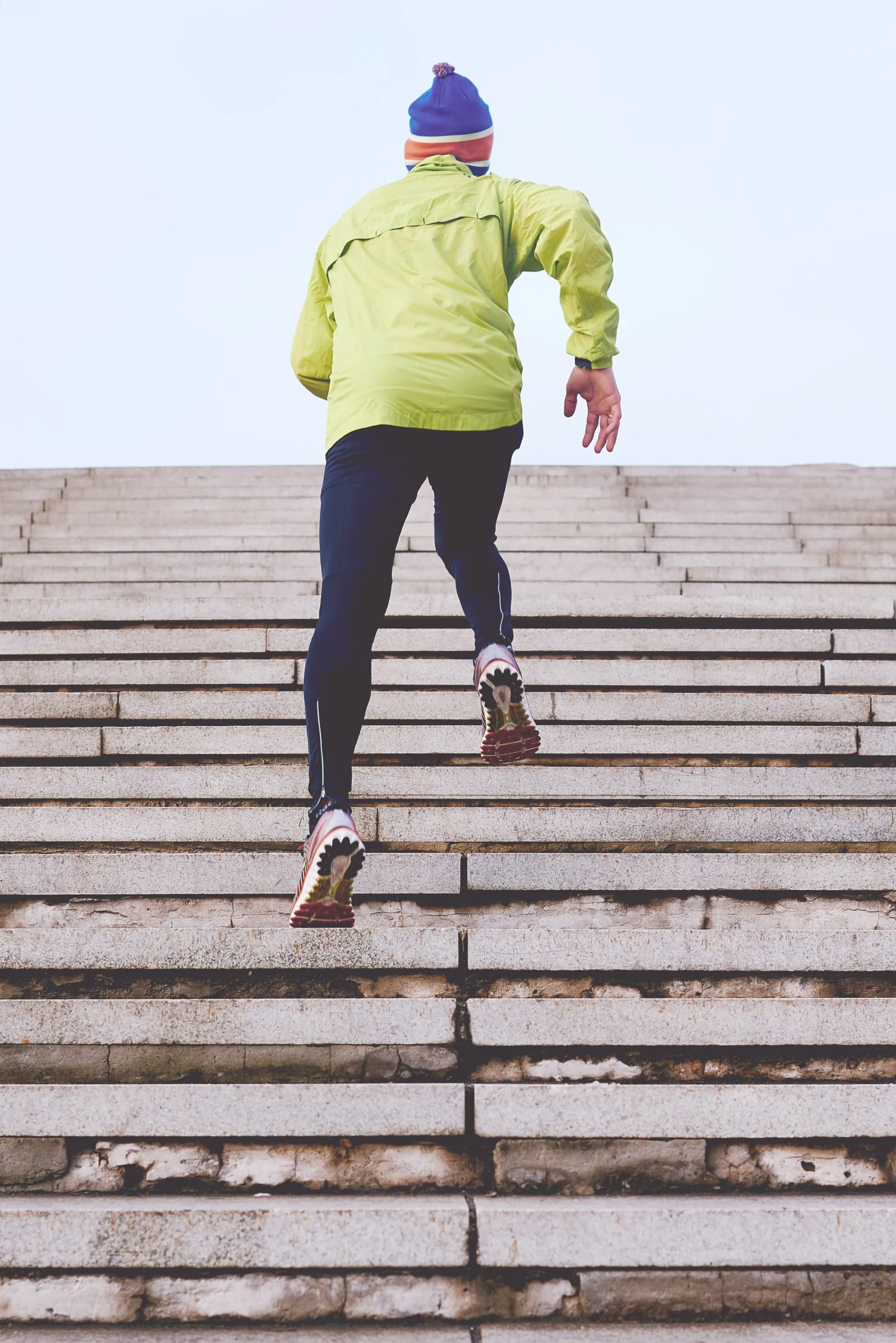 Un coureur monte un escalier dans la rue